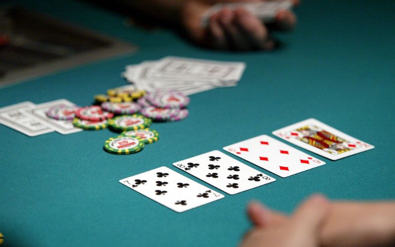 Cách chơi Poker khá đơn giản nhưng để giành chiến thắng, người chơi cần cân nhắc kỹ