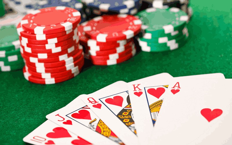 Tiền thưởng trong trò chơi Poker vô cùng lớn, là tiền cược của tất cả người chơi gom chung